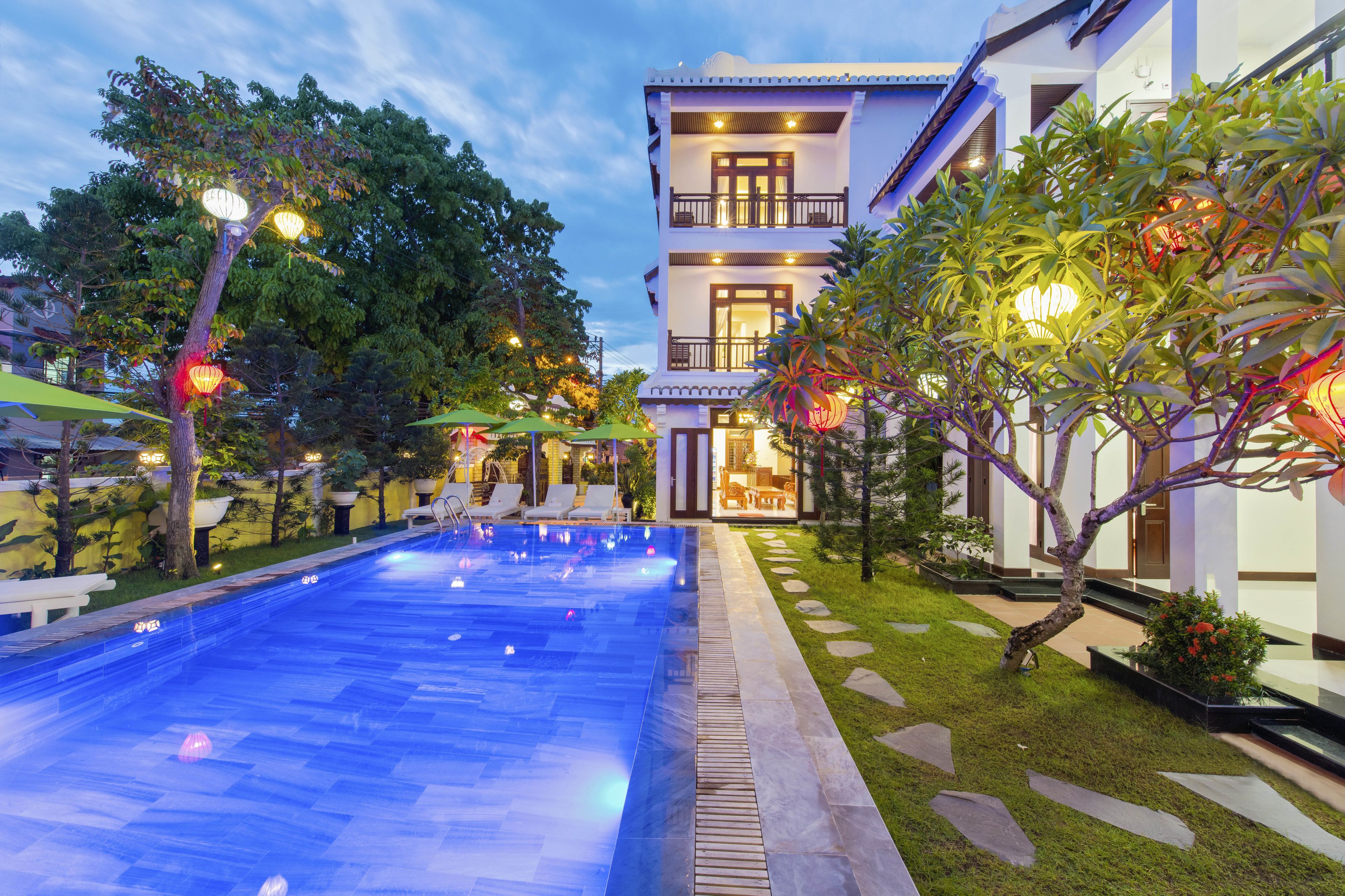 Outdoor pool, pool umbrellas, sun loungers