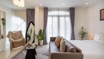 Deluxe Studio, 1 Queen Bed, Non Smoking | Premium bedding, individually furnished, desk, laptop workspace