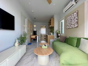 商务客房, 1 间卧室, 城市景观, 塔楼 | 起居区 | 43-英寸智能电视（配备数码频道）