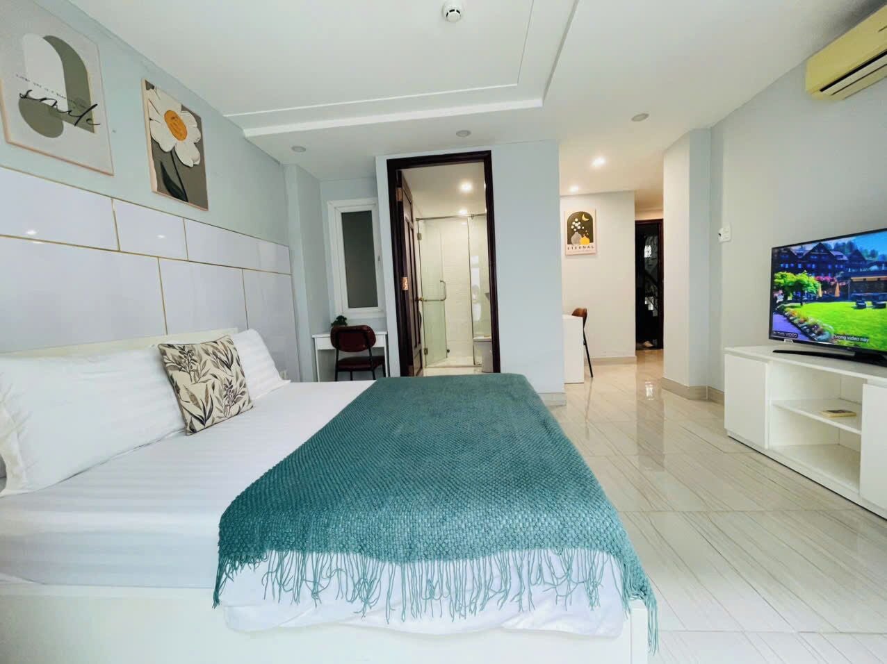 Studio Confort, 1 grand lit | Literie de qualité supérieure, ameublement personnalisé, bureau