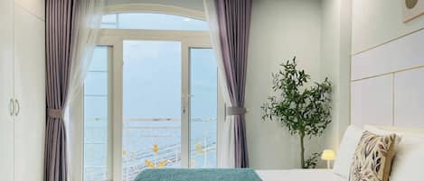 Estúdio conforto, 1 cama Queen | Roupas de cama premium, individualmente mobiliados, escrivaninha