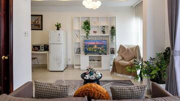 Studio – deluxe, 1 queensize-seng, tårn | Oppholdsområde | En 43-tommers smart-TV med digitale kanaler