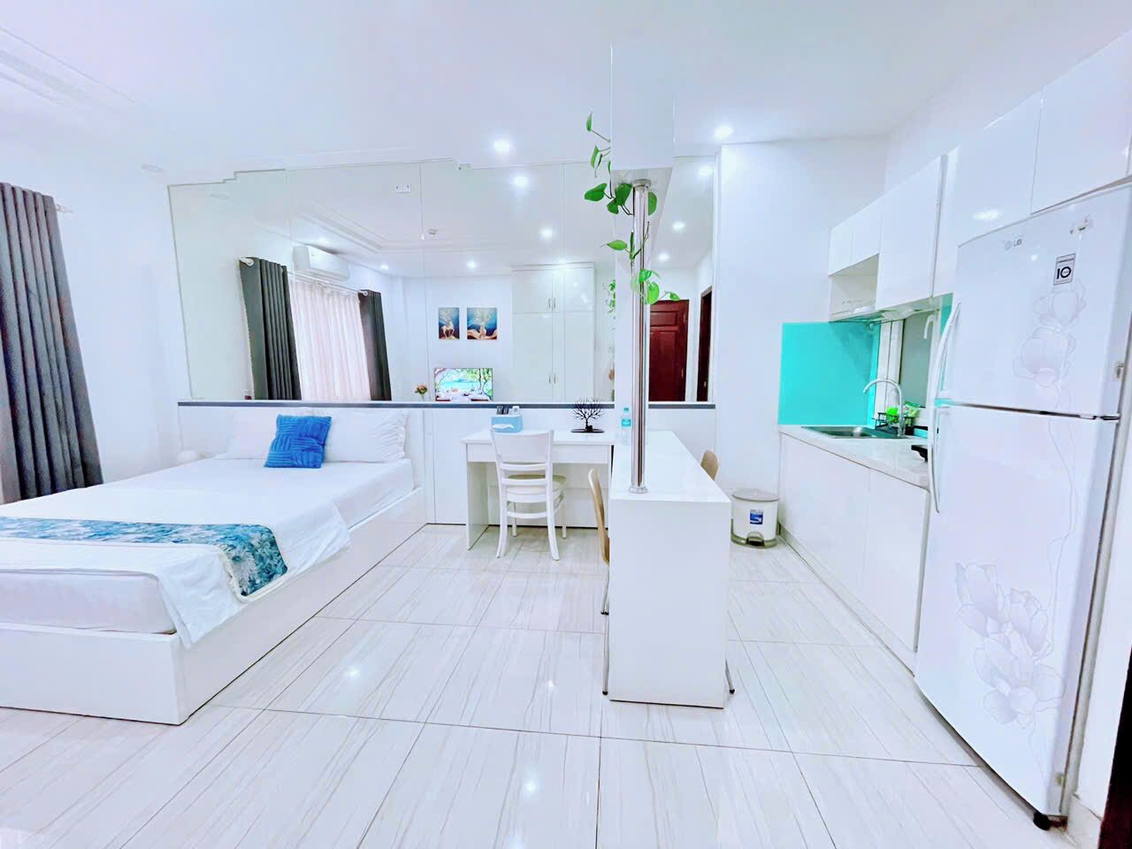 Tomannsrom – superior, 1 queensize-seng, ikke-røyk | Sengetøy av topp kvalitet, individuelt innredet og skrivebord