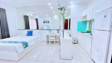 Tomannsrom – superior, 1 queensize-seng, ikke-røyk | Sengetøy av topp kvalitet, individuelt innredet og skrivebord