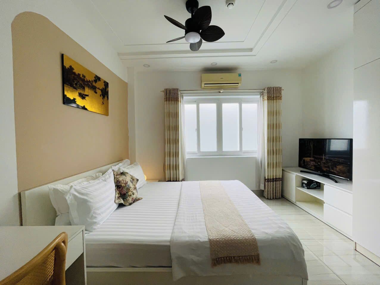 Chambre, 1 grand lit, non-fumeurs | Literie de qualité supérieure, ameublement personnalisé, bureau