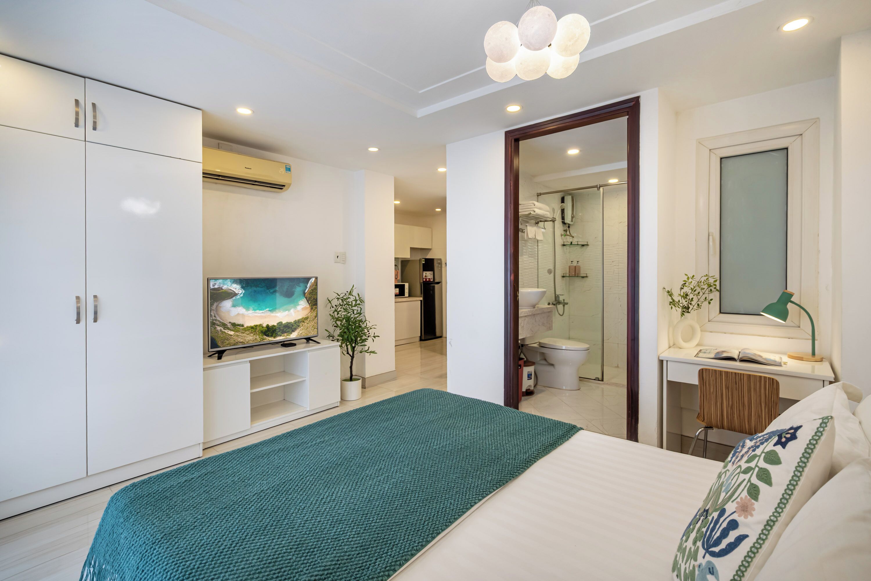 Ropa de cama de alta calidad, muebles diferentes y escritorio 