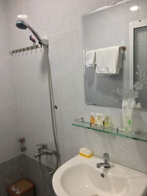 Standard Quadruple Room | Bathroom | Shower, free toiletries, hair dryer, bathrobes - Trieu Hoang Hotel (Quy Nhon)