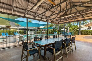Outdoor dining - Cable Beach Apartments (Cable Beach)