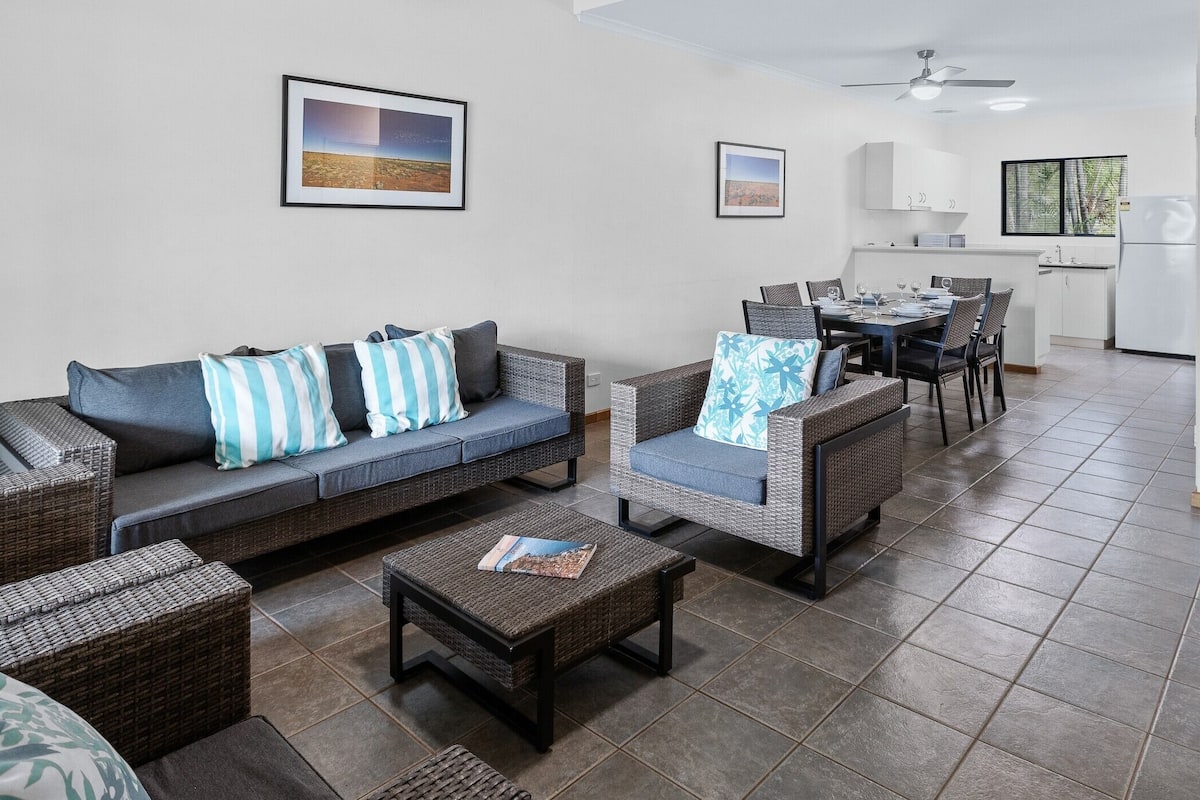 50 インチの薄型テレビ (衛星放送視聴可)、液晶テレビ