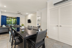 Apartment, 2 Bedrooms, Garden View | In-room dining