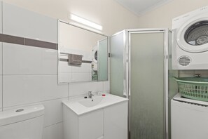 Apartment, 1 Bedroom, Garden View | Bathroom | Shower, hair dryer, towels - Cable Beach Apartments (Cable Beach)
