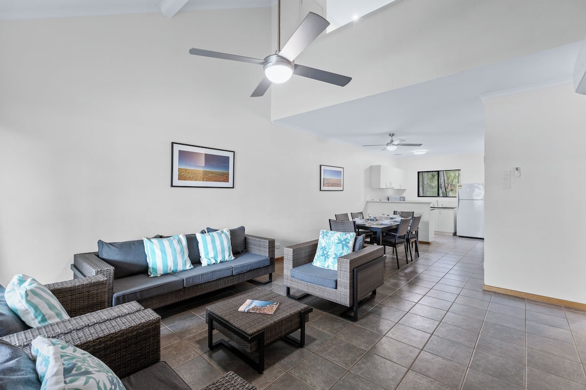 アパートメント 3 ベッドルーム ガーデンビュー | リビング エリア | 50 インチの薄型テレビ (衛星放送視聴可)、液晶テレビ