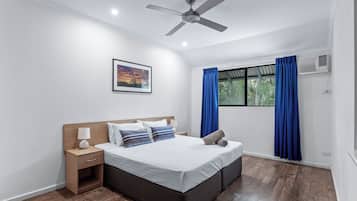 Een kluis op de kamer, een strijkplank/strijkijzer, gratis wifi