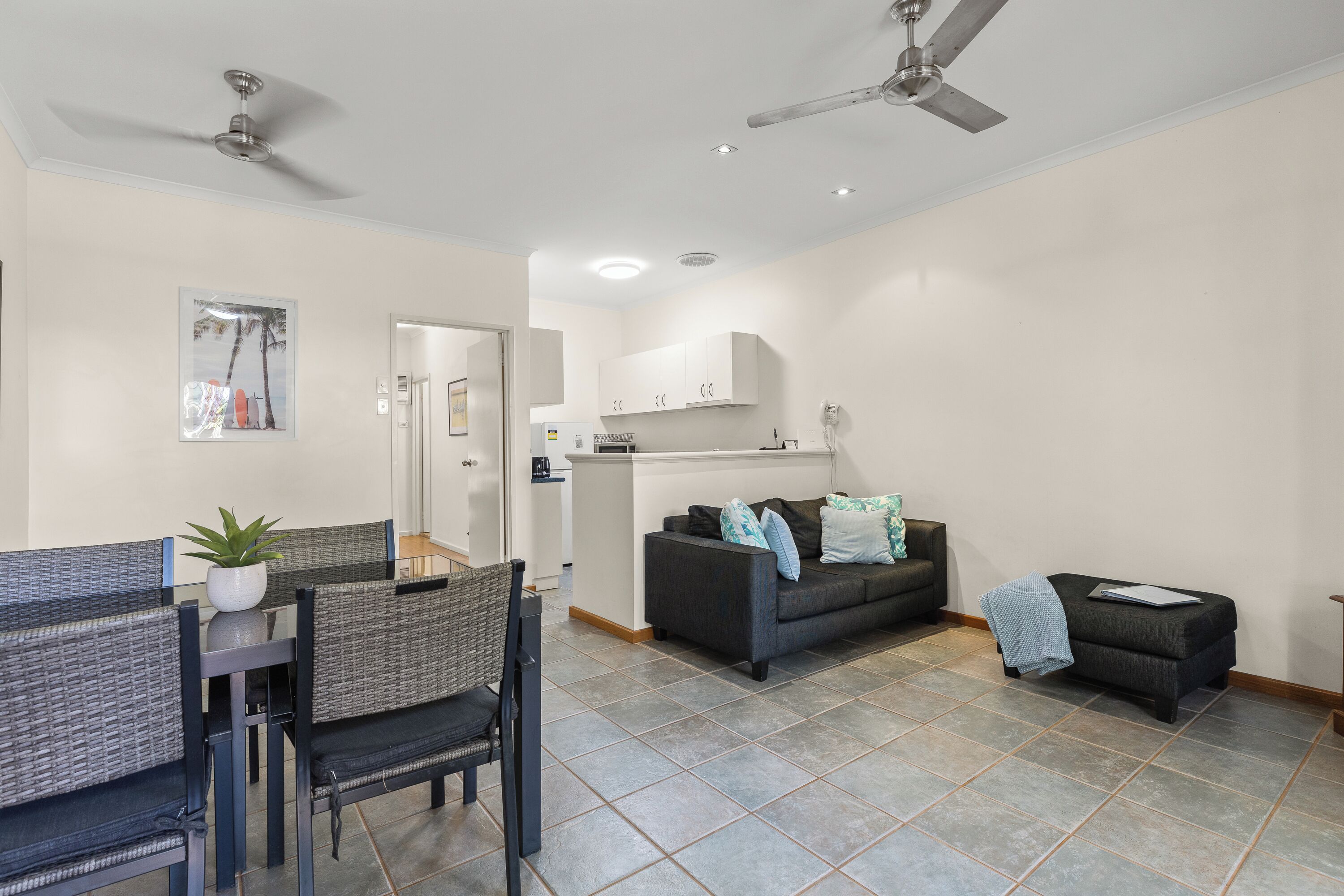 Departamento, 1 habitación, vista al jardín | Área de sala de estar | Televisión de pantalla plana de 50 pulgadas con canales vía satélite 