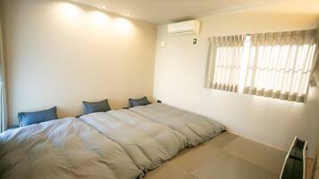 Casa familiar | Decoración personalizada, escritorio y tabla de planchar con plancha