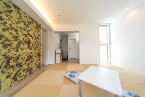 Habitación familiar (Standard - 2nd Floor) | Decoración personalizada, escritorio y tabla de planchar con plancha