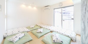 Habitación familiar (Standard - Ground Floor) | Decoración personalizada, escritorio y tabla de planchar con plancha