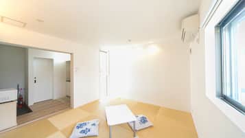 Decoración personalizada, escritorio y tabla de planchar con plancha