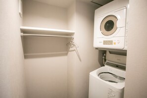 Family House | Desk, iron/ironing board, free WiFi, bed sheets - Kevin's Place Annex (Kyoto)
