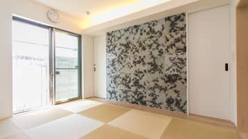 Decoración personalizada, escritorio y tabla de planchar con plancha