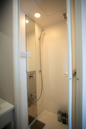 Family House | Bathroom | Shower, rainfall showerhead, free toiletries, hair dryer - Kevin's Place Annex (Kyoto)