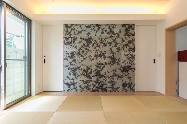 Habitación familiar (Standard - Ground Floor) | Decoración personalizada, escritorio y tabla de planchar con plancha