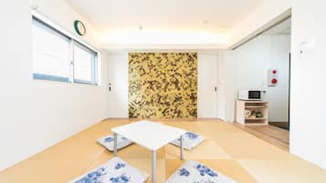 Decoración personalizada, escritorio y tabla de planchar con plancha