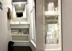 Casa família | Banheiro | Chuveiro, chuveiro com efeito de chuva, produtos de toalete grátis 