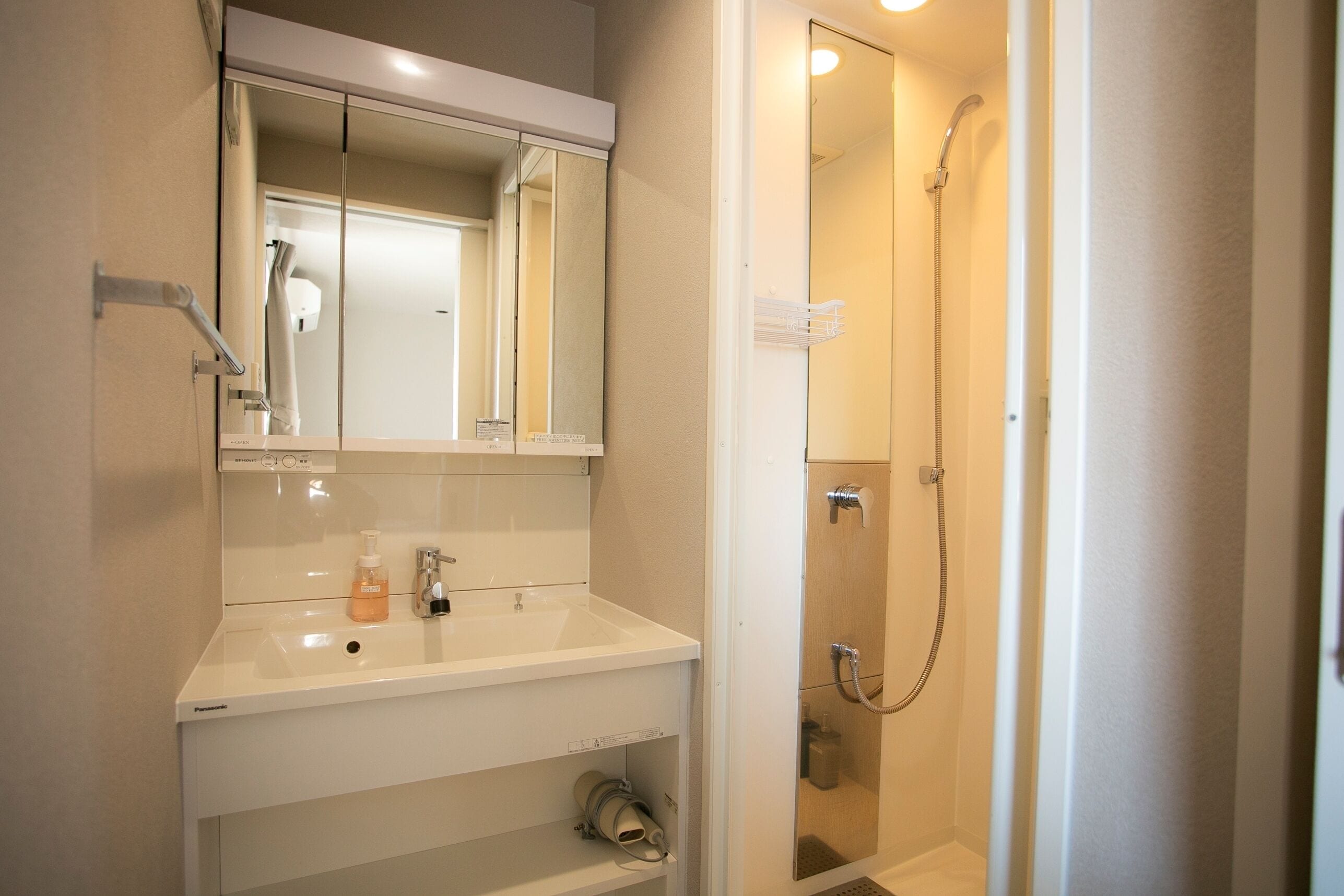 Maison Familiale | Salle de bain | Douche, douche à « effet pluie », articles de toilette gratuits