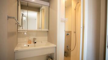 Family House | Bathroom | Shower, rainfall showerhead, free toiletries, hair dryer