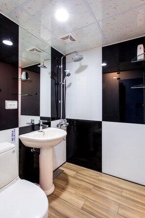 Shower, rainfall showerhead, free toiletries, hair dryer - Gen Product B&B (New Taipei City)