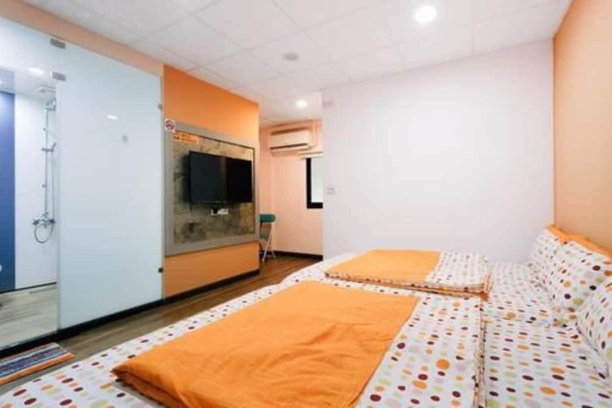 Een hotelkamer met een bed, een douche en een televisie.