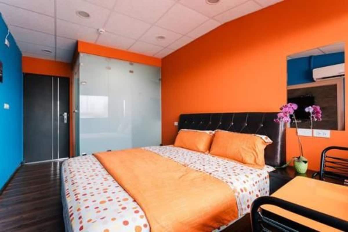 Kamar Double Standar (Orange) | Meja kerja, tirai kedap cahaya, kedap suara, dan Wi-Fi gratis