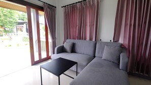 Superior cottage | Woonkamer | Een flatscreentelevisie