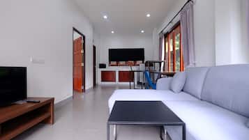 Deluxe Cottage | Living area | Flat-screen TV