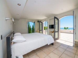 Luxury Villa, Multiple Beds, Ocean View | 4 bedrooms, in-room safe, iron/ironing board, free WiFi - Sensation on Revelation (Christchurch)