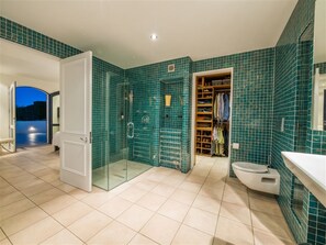 Luxury Villa, Multiple Beds, Ocean View | Bathroom | Separate bathtub and shower, deep-soaking bathtub, rainfall showerhead - Sensation on Revelation (Christchurch)