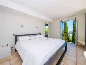 Luxury Villa, Multiple Beds, Ocean View | 4 bedrooms, in-room safe, iron/ironing board, free WiFi - Sensation on Revelation (Christchurch)