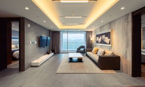 Suite Royal (Family) | Sala de estar | Una televisión de pantalla plana, una mesa de tenis de mesa