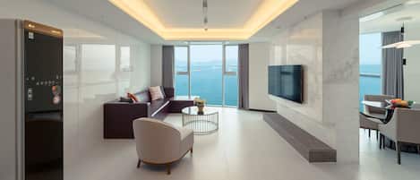 Panorama Family Suite | Individually decorated, individually furnished, blackout drapes