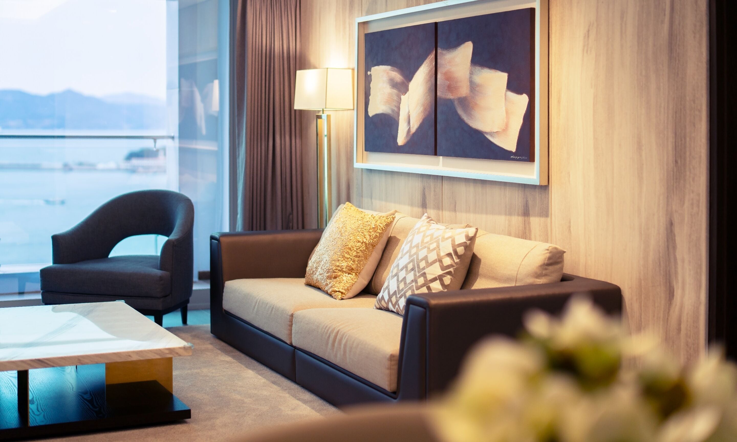 royal family suite | living area | flat-screen tv, ping pong