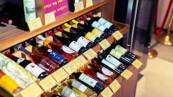 Exhibición de vinos con varias botellas y etiquetas de precio.