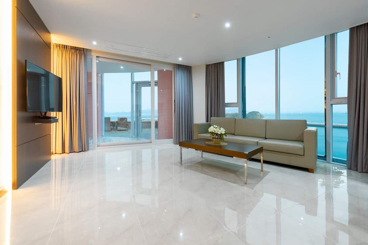 Suite, Eckzimmer (Pool)