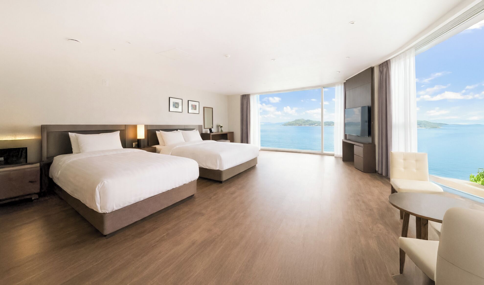 Deluxe Corner Room, Ocean View | Individually decorated, individually furnished, blackout curtains