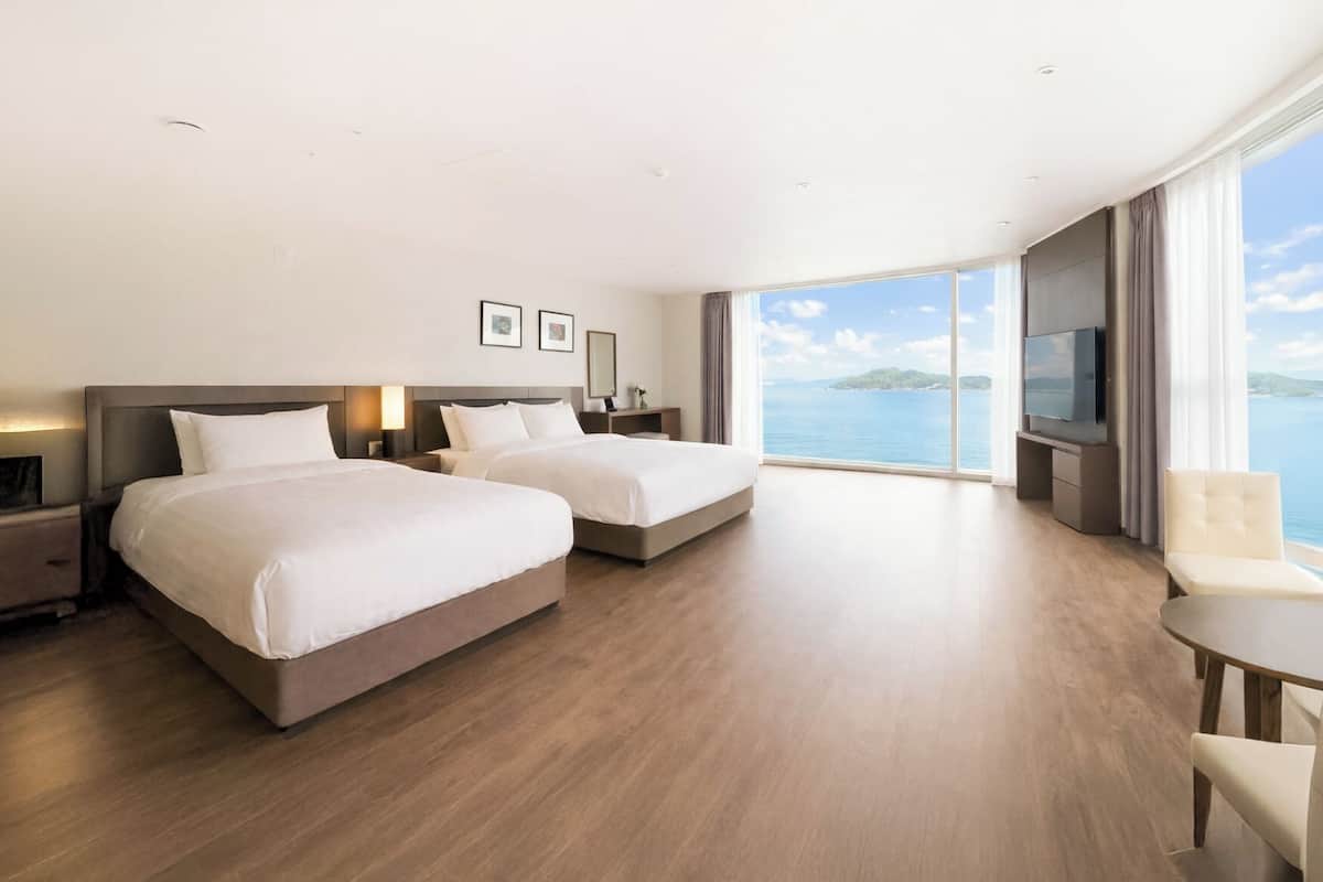 Deluxe Corner Room, Ocean View | Individually decorated, individually furnished, blackout drapes