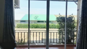 Habitación Deluxe con 2 camas individuales | Escritorio, cortinas opacas, camas supletorias y wifi gratis
