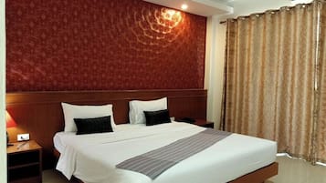 Habitación Deluxe doble | Escritorio, cortinas opacas, camas supletorias y wifi gratis