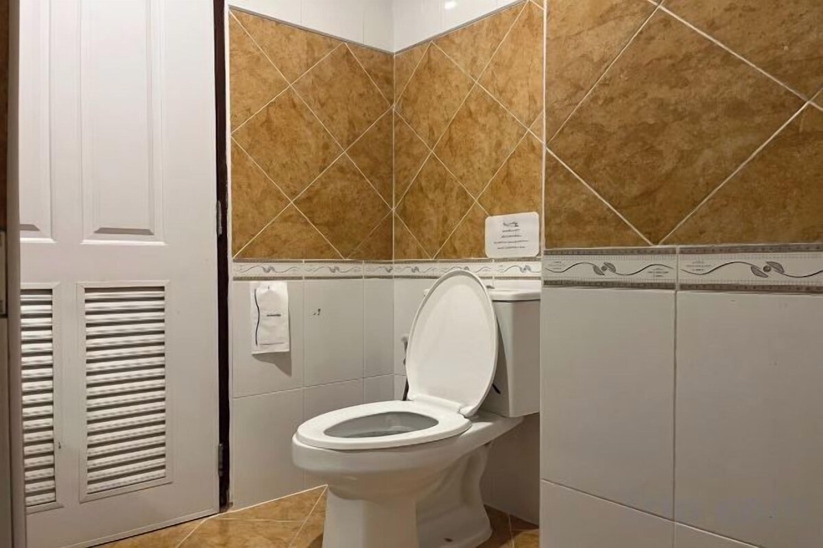 Shower, rainfall showerhead, free toiletries, towels