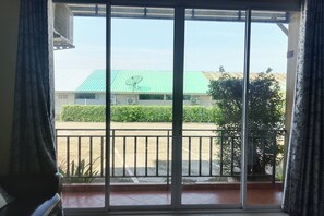 Habitación doble Deluxe | Escritorio, cortinas blackout, camas extra y wifi gratis