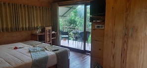 5 habitaciones, caja de seguridad en la habitación y escritorio